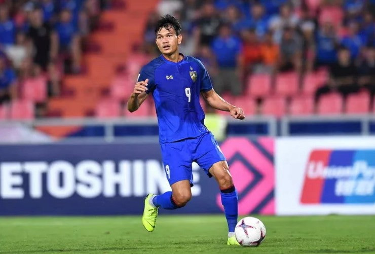  L’attaquant Adisak Kraisorn (Thaïlande).