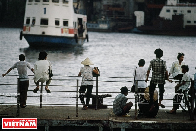  En attendant une barque à Ho Chi Minh-Ville en 1994.