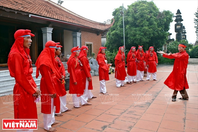  Bui Van Hung enseigne la danse Xuan Pha aux élèves de la commune de Xuan Truong.