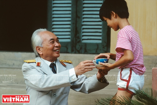  Le général Vo Nguyên Giap et son neuveu, photo prise en 1991.