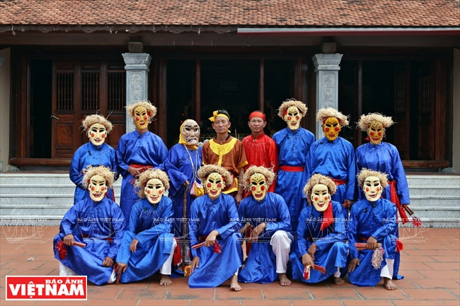 L’artiste Bui Van Hung et la troupe de danse locale portant des costumes spéciaux de la danse Tu Huan (une des cinq danses Xuan Pha). 
