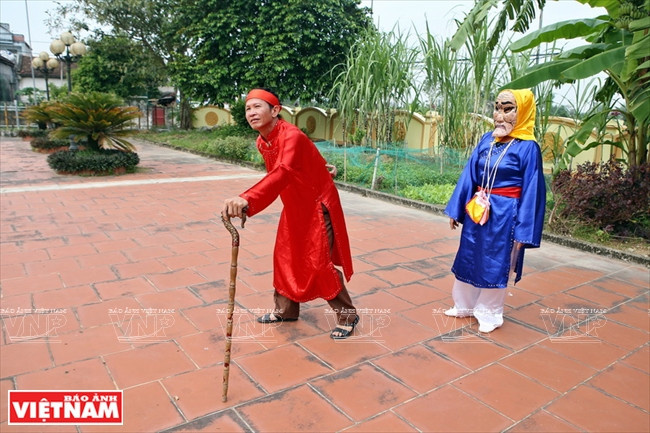  Elle illustre les cinq pays voisins qui ont envoyé des messagers de félicitations au roi Le Thai To après sa victoire sur les envahisseurs chinois Ming au 15ème siècle.