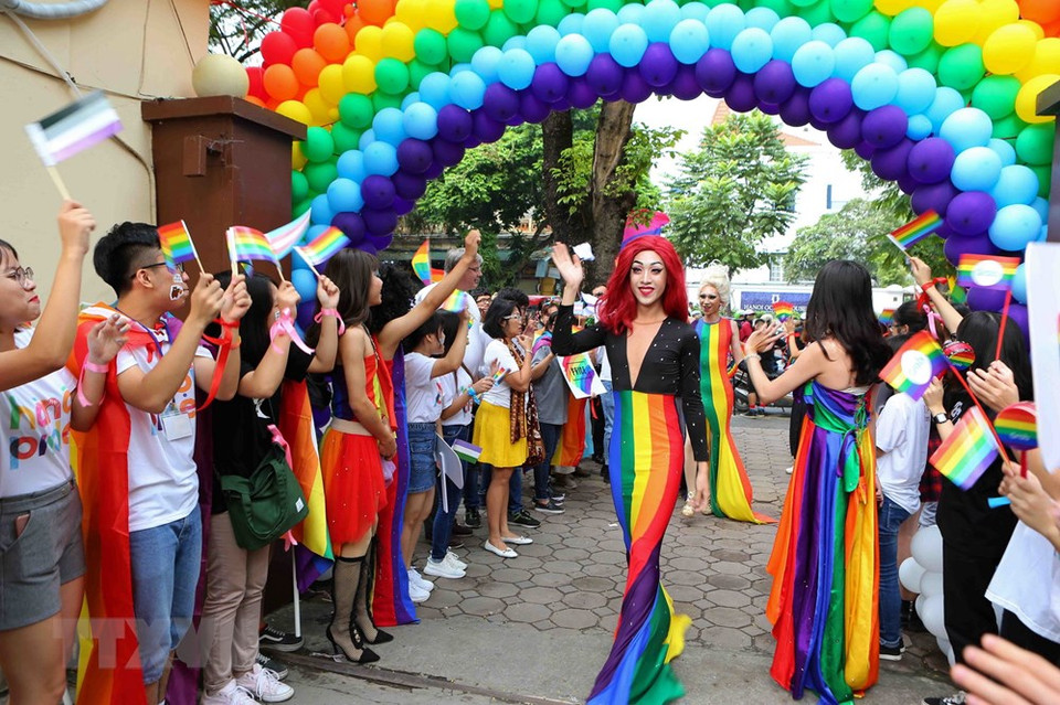  Les gens dans des costumes colorés pendant le défilé. 