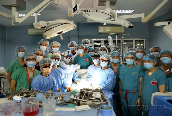 Le 21 février 2017, l’équipe chirurgicale de l’Hôpital militaire 103 a réalisé avec succès la première transplantation pulmonaire sur une personne vivante. Photo : VNA