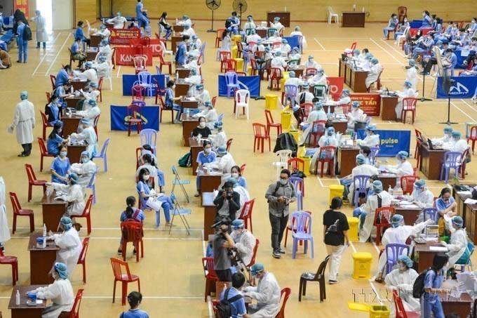 En 2021, le Vietnam a mis en œuvre avec succès la plus grande campagne de vaccination contre le COVID-19 et est devenu l'un des six pays ayant le taux de couverture vaccinale le plus élevé au monde. Photo: VNA