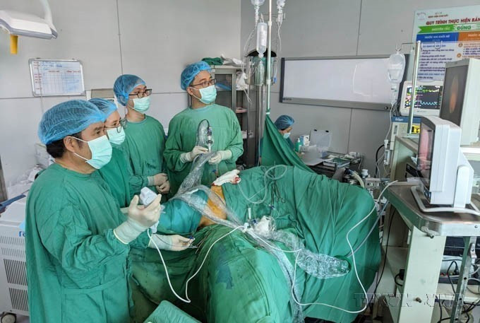 En mai 2023, l'hôpital Cho Ray à Hô Chi Minh-Ville a appliqué avec succès deux techniques endoscopiques lors d'une opération d'élimination des calculs rénaux chez une patiente de 58 ans. Photo :VNA