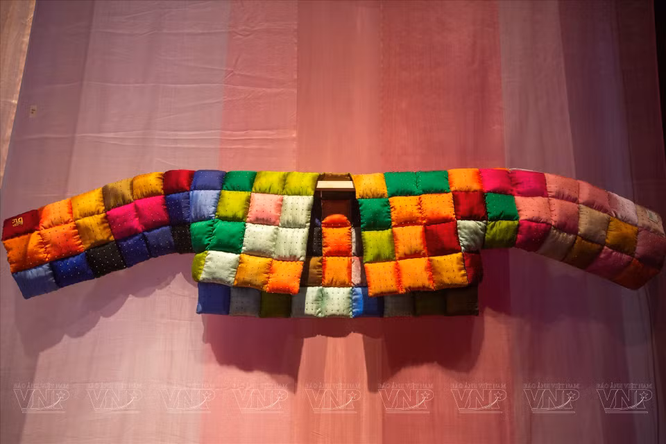 Les modèles de la collection mettent l'accent sur le matelassage avec des motifs floraux, des motifs de la vieille ville, des peintures et autres, créant ainsi des designs uniques et hautement applicables. Photo: VNA