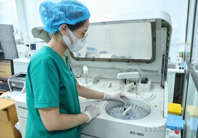 Le laboratoire de biochimie - hématologie de l'hôpital général Song Thuong dans la province de Bac Giang, doté d'équipements de pointe, septembre 2022. Photo : VNA