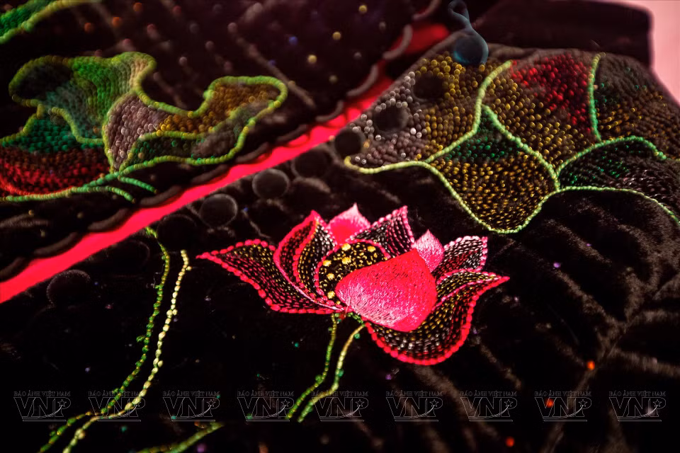 La collection utilise des matériaux de haute qualité. Les produits sont entièrement tissés à la main par des artisans et brodés de motifs asiatiques. Photo: VNA