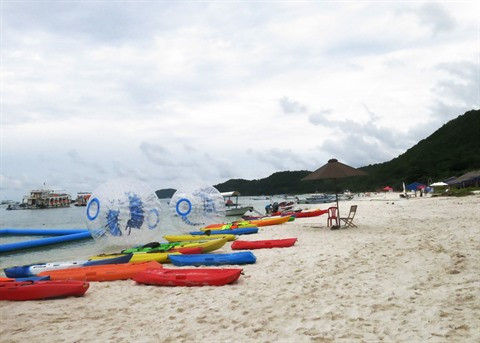 Bai Sao, une plage de sable blanc, accueille toujours de nombreux touristes tant vietnamiens qu’étrangers.