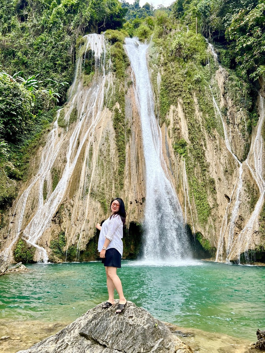 Une excursion en bateau sur le lac Na Hang, qui dure généralement quatre à cinq heures, emmène les visiteurs découvrir notamment la cascade de Khuoi Nhi. Nichée parmi dans la forêt primitive, le décor est sauvage et magnifique. Sa position géographique est assez particulière car elle se situe sur un petit îlot au milieu du lac Na Hang-Lam Binh. Pour y venir, les visiteurs doivent d’abord prendre un bateau pour se rendre sur l’îlot et ensuit parcourir 3 km depuis le quai jusqu'au sommet d’une montagne où commencent les chutes. En chemin, il est possible d’en savoir plus sur les plantes de la forêt primitive de Na Hang.Photo: Vietnamplus