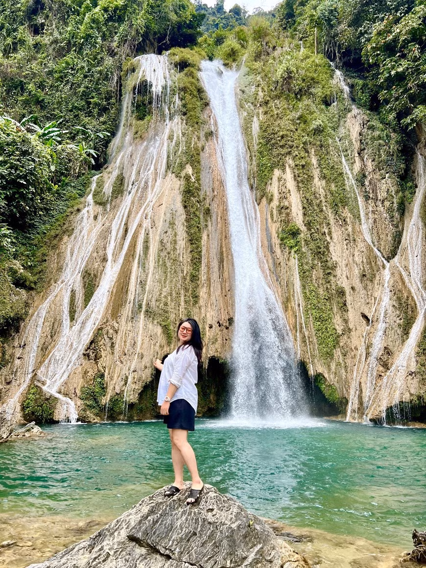 Une excursion en bateau sur le lac Na Hang, qui dure généralement quatre à cinq heures, emmène les visiteurs découvrir notamment la cascade de Khuoi Nhi. Nichée parmi dans la forêt primitive, le décor est sauvage et magnifique. Sa position géographique est assez particulière car elle se situe sur un petit îlot au milieu du lac Na Hang-Lam Binh. Pour y venir, les visiteurs doivent d’abord prendre un bateau pour se rendre sur l’îlot et ensuit parcourir 3 km depuis le quai jusqu'au sommet d’une montagne où commencent les chutes. En chemin, il est possible d’en savoir plus sur les plantes de la forêt primitive de Na Hang.Photo: Vietnamplus