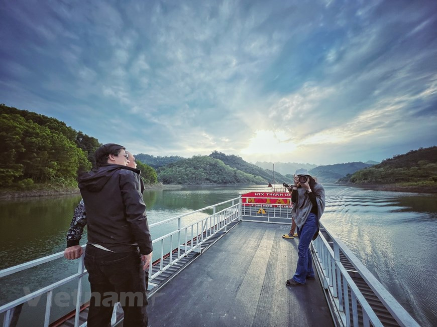  Couvrant une superficie de plus de 40.000 hectares, la réserve naturelle de Na Hang-Lam Binh s’étend sur les districts de Na Hang et de Lam Binh, à proximité du parc national de Ba Bê. Ici la nature est grandiose. La réserve naturelle de Na Hang-Lam Binh est entourée de vastes forêts primaires sortant d’une eau cristalline. La réserve naturelle de Na Hang-Lam Binh dispose d’un écosystème divers avec plus de 2.000 espèces végétales, dont ébène, girofle, sapinette et calambac, et 263 espèces d’oiseaux, 61 de reptiles, 35 d’amphibiens et 90 de mammifères, dont le singe au visage retourné (Rhinopithecus strykeri, l’ours noir asiatique (Ursus thibetanus)…Photo: Vietnamplus