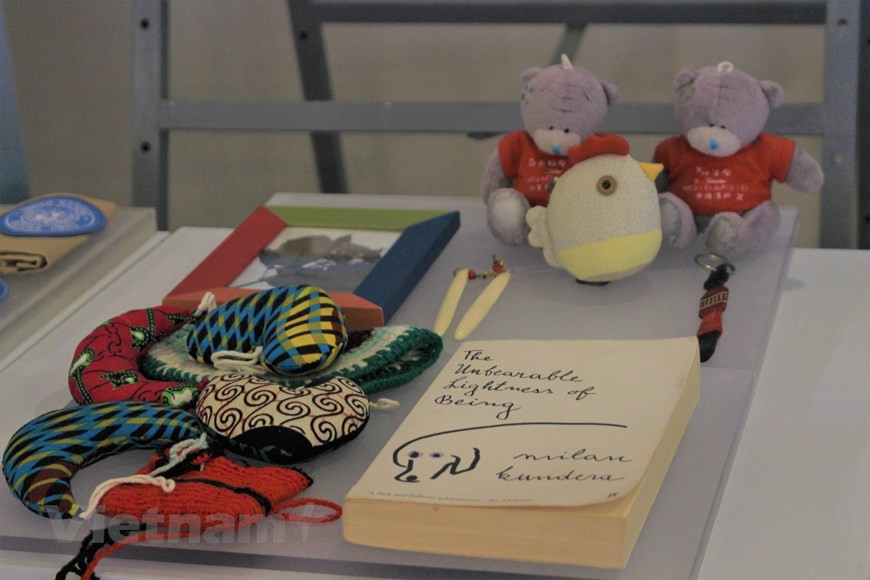 Pour participer à cette mission internationale, Do Thi Hang Nga a dû se séparer de ses deux chers enfants. Mais ce vide affectif a été allégé par le soutien inconditionnel de sa famille, de ses amis et même de sa hiérarchie. Pour les femmes ayant de petits enfants, vivre loin de la famille pendant une longue période constitue vraiment un sacrifice, Do Thi Hang Nga a emporté toujours avec elle deux ours en peluche offerts par ses fils avant son départ. Et aujourd'hui, elle les a remis au Musée avec quelques autres objets comme un livre, des boucles d'oreilles, des porte-clés... offerts par des collègues et amis au Soudan du Sud où elle était en mission. Photo: Vietnamplus