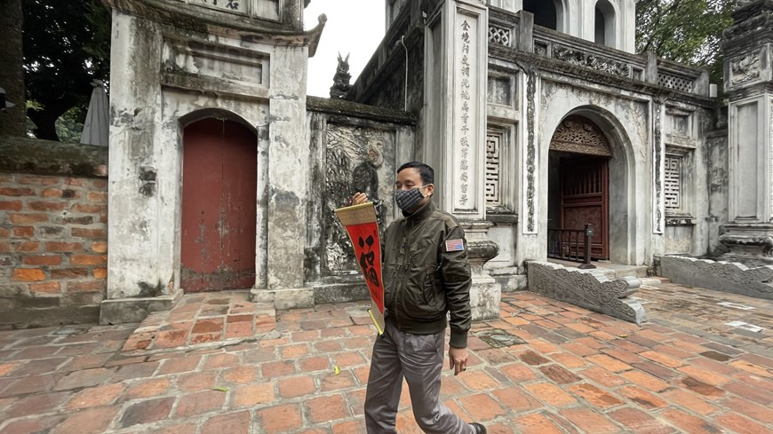Ce lieu chargé d'histoire est le symbole de la tradition d'études des Vietnamiens issus du régime monarchique. Véritable centre culturel historique, ce monument comprend deux parties, à savoir Van Miêu et Quôc Tu Giam. Van Miêu - le Temple de la Littérature - est dédié au culte de Confucius et Quôc Tu Giam - l'École des enfants de la Nation - est la première université du Vietnam. De nombreuses activités artistiques sont organisées dans ce site pour attirer notamment le jeune public. Grâce à des campagnes de restauration régulières, le Temple de la Littérature a conservé toute son authenticité et il est aujourd'hui la destination préférée des touristes vietnamiens et étrangers. Photo: VietnamPlus