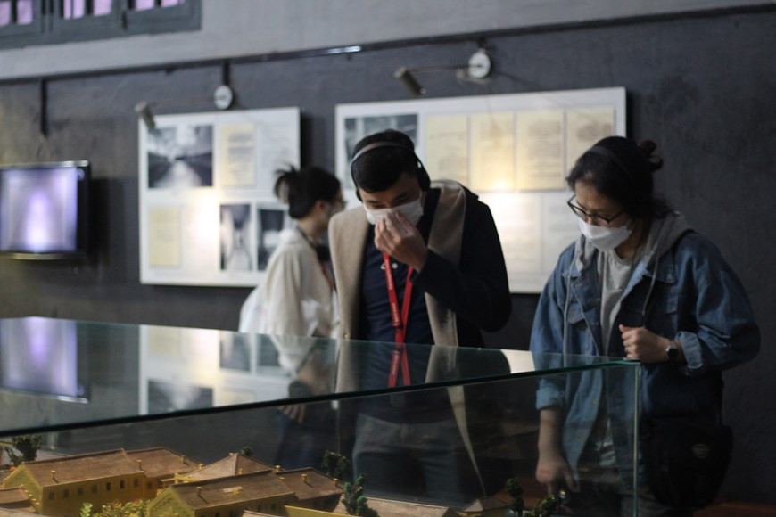 Un autre site à Hanoï qui attire un nombre considérable de visiteurs, est la Maison centrale. Malgré l’épidémie, de nombreux de jeunes viennent ici pour se renseigner sur l’histoire des révolutionnaires patriotes. Située au cœur de Hanoï, la Maison centrale, également connue sous le nom de prison Hoa Lo, mérite vraiment le détour. Centre de détention géré par les Français durant la colonisation, puis prison pour les pilotes américains capturés lors de la guerre, la Maison centrale a une longue histoire. Seule une partie de la prison, d’une superficie d’environ 2.500 m2, a été sauvegardée et transformée en musée. À noter qu’elle a été classée monument historique en 2007. Photo: VietnamPlus