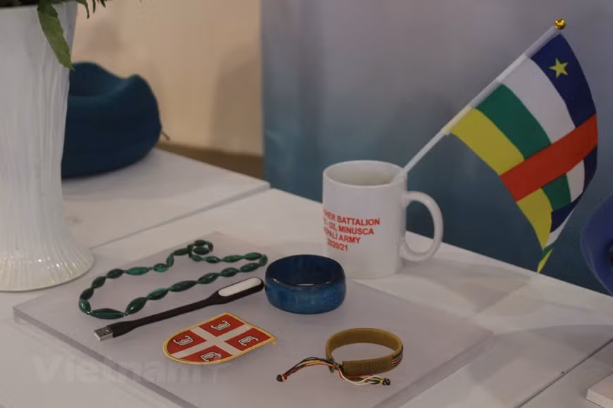 L’un de ces trois bracelets offert par des habitants sud-soudanais à la sous-colonelle Nguyen Thi Minh Phuong pendant son mandat 2019-2021. Lors de son mandat au Soudan du Sud, la sous-colonelle Nguyen Thi Minh Phuong a été évaluée par les Nations Unies comme avoir rempli toutes ses tâches. Elle a été décorée de la médaille des Nations Unies et a reçu un satisfecit de l’UNMISS pour ses contributions exceptionnelles. Venus d’un pays victime de nombreuses guerres, les soldats vietnamiens, nés en période de paix, ressentent profondément la valeur de la paix. S’engageant dans les forces de maintien de la paix de l’ONU, les Casques bleus vietnamiennes sont conscientes de leurs responsabilités et de leur noble mission. Photo: Vietnamplus