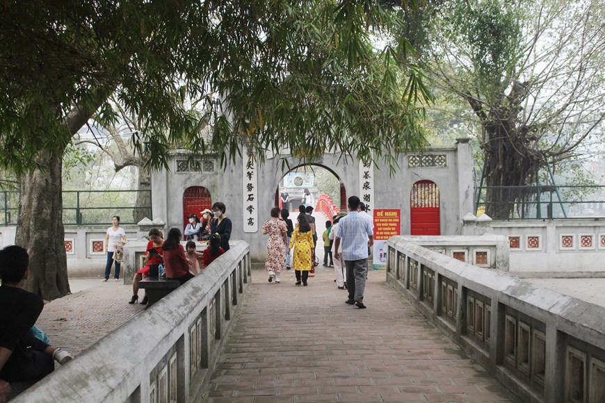 Rouverts à partir du 15 février, des sites historiques et culturels tels que le Temple de la Littérature, le Maison centrale (Hoa Lo) ou le temple Ngoc Son ont accueilli de nombreux visiteurs. Le Service municipal de la culture et des sports a proposé aux Comités populaires des arrondissements et districts d'appliquer des mesures appropriées de prévention et de contrôle du COVID-19 dans les sites historiques et touristiques pour assurer une adaptation sûre et flexible à l'épidémie et un contrôle efficace du coronavirus. La réouverture de ces sites doit suivre strictement les instructions des ministères de la Santé, de la Culture, des Sports et du Tourisme et de la ville de Hanoï. Photo: VietnamPlus