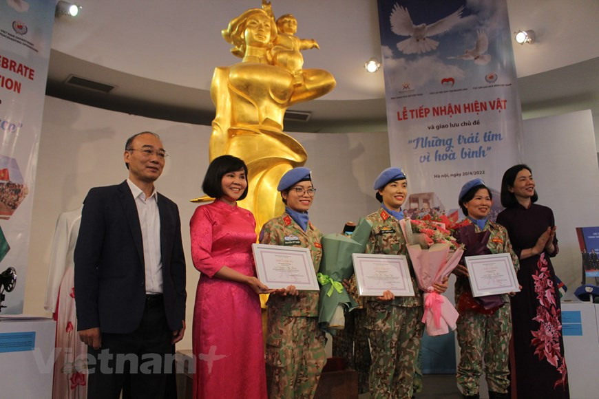 Ces objets reçu aujourd’hui, seront exposés au Musée des femmes du Vietnam à Hanoï. Dans un proche avenir, le Musée continuera à collecter plus d’objets et documents pour diffuser des histoires et sentiments des Casques bleus vietnamiennes. La participation aux opérations de maintien de la paix des Nations unies est une option politique majeure du Parti et de l’État, et également une tâche importante de l’Armée populaire du Vietnam dans la nouvelle période, a déclaré le chef adjoint du Département de maintien de la paix du Vietnam. Elle contribue à la réalisation de la politique extérieure de paix, de coopération, de développement, de multilatéralisation et de diversification des relations internationales. Photo: Vietnamplus