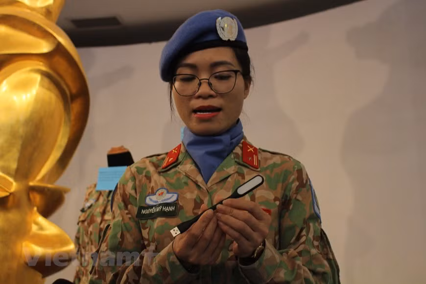 La lampe rechargeable que tient la commandante Nguyen My Hanh, assistante au bureau de terrain du Département de maintien de la paix du Vietnam, est un objet laissé par le lieutenant-colonel Dô Anh. Le lieutenant-colonel Dô Anh s’est sacrifié lors de sa mission de maintien de la paix de l’ONU à l’âge de 38 ans. Au cours de son service, le lieutenant-colonel Dô Anh a reçu la Médaille du soldat glorieux de première, deuxième et troisième classes. Le ministère de la Défense l’a promu à titre posthume lieutenant-colonel et demandé au président de la République de lui décerner à titre posthume l’Ordre de la défense de la Patrie de troisième classe. Photo: Vietnamplus