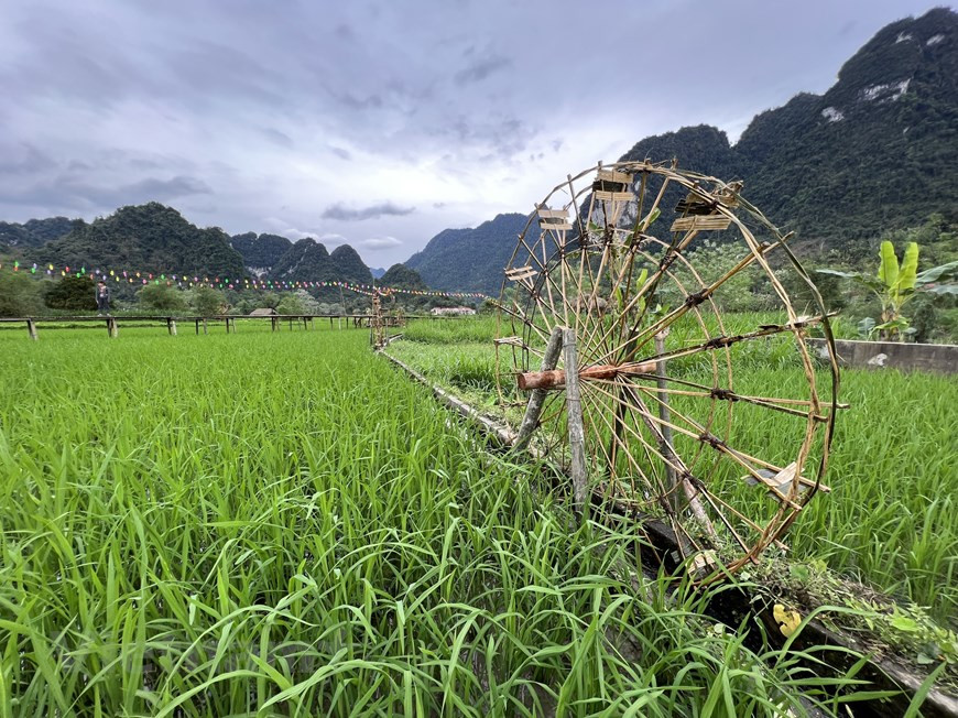 La province s'est concentrée sur le développement de produits artisanaux et agricoles de haute qualité, provenant des villages de métier traditionnels. Elle a aménagé quatre zones de tourisme communautaire dans les hameaux de Na Tong, Na Dong, Na Muong et Nam Dip, district de Lam Binh qui attirent de nombreux visiteurs. La sensibilisation auprès des autorités publiques, des entreprises et de la population en général sur le rôle du tourisme dans le développement local s’améliore progressivement. En 2022, la province de Tuyen Quang se concentre sur la modernisation des infrastructures de transport, les considérant comme un levier pour le développement socioéconomique local, et notamment pour le développement de son secteur touristique. Photo: Vietnamplus