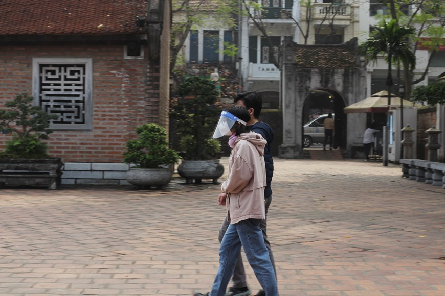 Au Temple de la Littérature, le nombre de visiteurs est estimé à encore faible, d’environ 100-150 dans les jours ordinaires et 200-300 au week-end, représentant seulement 10% du niveau enregistré à la période post-pandémique, selon son comité de gestion. Hanoï a élaboré son plan d'accueil des touristes étrangers dans la nouvelle normalité, contribuant à la reprise et au développement du tourisme de la capitale. La capitale renforce la promotion du tourisme sur les marchés clés ayant une sécurité élevée en matière de prévention et de lutte contre l'épidémie comme l'Europe, l'ASEAN, l'Inde, la République de Corée, le Japon, la Chine, l'Australie, les États-Unis, le Canada. Photo: VietnamPlus