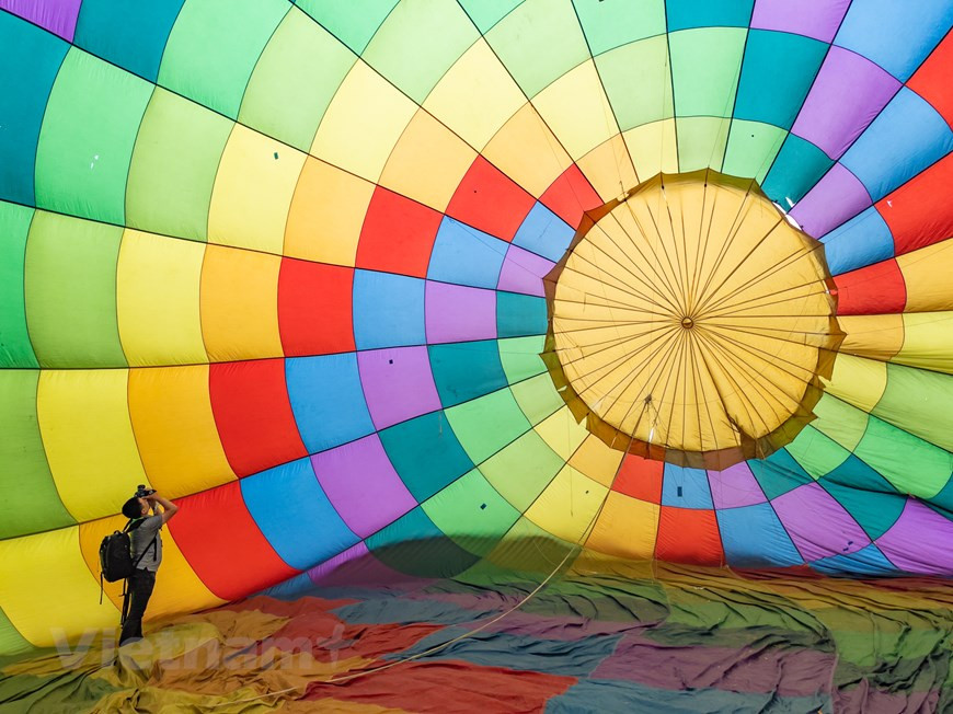 En 2022, Hanoï ambitionne d'accueillir de 10 à 12 millions de visiteurs, dont de 1,2 à 2 millions de visiteurs internationaux. Le secteur touristique devrait réaliser un chiffre d'affaires total de 28.000 à 36.000 milliards de dôngs. La ville s'efforcera également d'accueillir et de servir 12 à 14 millions de visiteurs en 2023, dont 2,5 à 3,5 millions de visiteurs internationaux. Les recettes totales devraient varier entre 42.780 et 55.780 milliards de dongs. Après plus de deux ans de crise sanitaire, le secteur du tourisme de Hanoï a repris de couleurs car depuis fin 2021, de nombreux nouveaux produits ont été conçus pour stimuler le tourisme intérieur. Photo: VietnamPlus