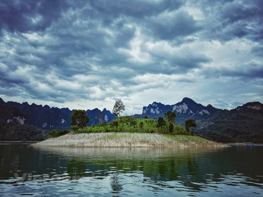 En faisant une excursion en bateau sur le lac à tout moment de la journée, de l'aube au coucher du soleil, les visiteurs peuvent respirer l'atmosphère pure et admirer la beauté vierge et mystérieuse des paysages. Le ciel bleu et les centaines de montagnes environnantes projettent leurs reflets sur la surface lisse de l'eau du lac, créant un panorama pittoresque et tranquille qui peut laisser une forte impression sur les visiteurs. Au petit matin, le lac est enveloppé d'une épaisse couverture de brouillard, les nuages semblent s'attarder d'un côté des montagnes. Lorsque le soleil se lève, la scène apparaît plus clairement, avec un ciel bleu cristallin et une surface d'eau semblable à un miroir. Photo: Vietnamplus
