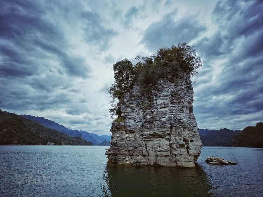 Cet endroit abrite 12 ethnies minoritaires dont Tay, Dao, Mong... aux traits culturels spécifiques. Le mode de vie, les coutumes et l’hospitalité des 12 ethnies minoritaires locales concourent à l’authenticité de la région. Les touristes apprennent à chanter le «then» et le «luon» des Tày, le «sli» des Nùng ou encore le «soong cô» des San Diu. Ils participent aux fêtes et découvrent le marché de Thuong Lâm qui a lieu tous les jeudis et dimanches. Certains villageois ont ouvert des maisons d’hôtes, les touristes peuvent ainsi désormais prolonger leur séjour et apprendre à cuisiner les plats traditionnels confectionnés avec les produits locaux. Photo: Vietnamplus