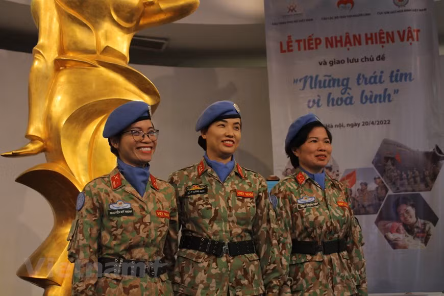 Le matin du 20 avril, trois Casques Bleus vietnamiennes envoyées en mission onusienne en Afrique, étaient présentes au Musée des femmes du Vietnam à Hanoï pour remettre ces objets et participer à un programme d’échange « Cœurs pour la paix ». L'événement a été organisé par le Musée de la femme en collaboration avec le club "Cœurs des soldats" et le Département du maintien de la paix du Vietnam, en l’honneur du 47e anniversaire de la libération du Sud et de la réunification nationale (30 avril). L’événement a vu la présence de la vice-présidente de l'Union des femmes du Vietnam Nguyen Thi Minh Huong et de la représentante résidente du PNUD au Vietnam, Caitlin Wiesen. Photo: Vietnamplus
