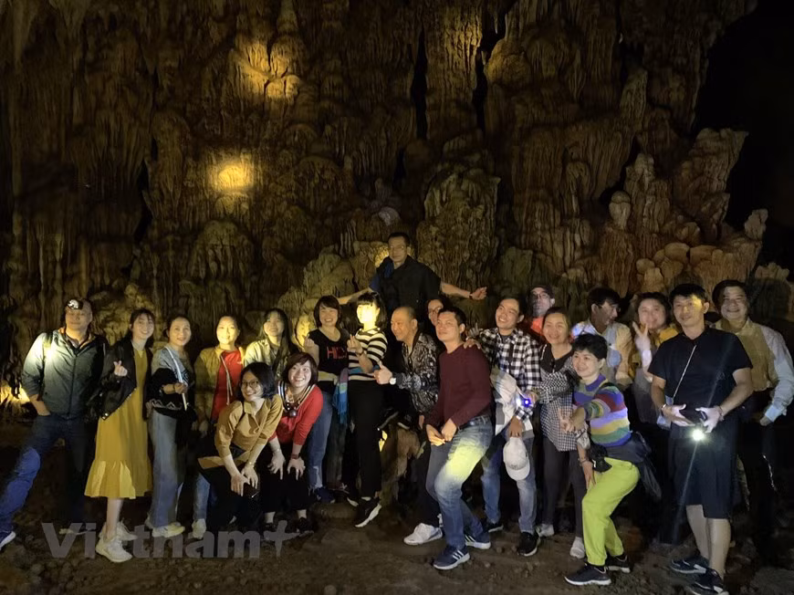 Les stalactites s'élevant du sol ou descendant de l'arche de la grotte créent une multitude de formes fantaisistes qui surprendront et intéresseront certainement les visiteurs. La visite à la grotte de Khuoi Pin sera une expérience inoubliable pour les touristes désirant explorer la province de Tuyen Quang. Outre de beaux paysage, Tuyen Quang constitue une région culturelle aux multiples facettes avec de nombreux groupes ethniques, chacun avec ses propres caractéristiques culturelles. En tant que grand musée de la culture, de l'architecture, de l'art, de la religion et des croyances, la province est une destination favorite des touristes spirituels nationaux et étrangers. Photo: Vietnamplus