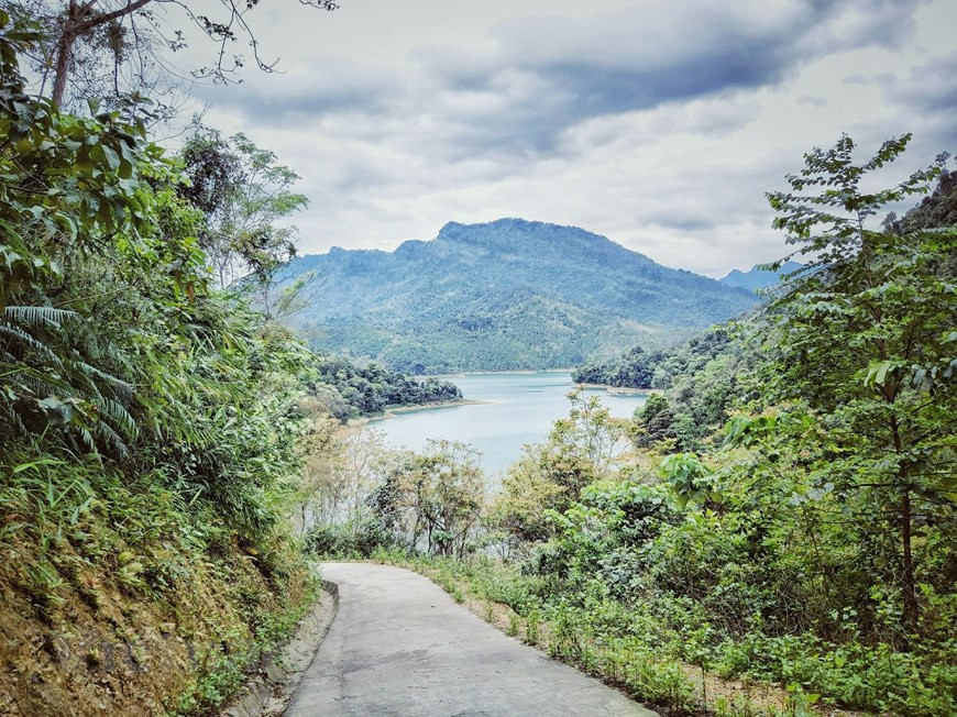 Située à 130 km au nord-ouest de la capitale Hanoï, la province de Tuyen Quang ne figure peut-être pas dans la liste des premières attractions touristiques du Vietnam, mais ses paysages spectaculaires surprennent de nombreux visiteurs. La province possède de nombreux lacs immaculés, montagnes verdoyantes, forêts primitives. La réserve naturelle de Na Hang-Lam Binh est sans doute l’un des endroits les plus beaux de la province. En 2019, la réserve naturelle a reçu le titre de patrimoine national spécial pour ses grandes valeurs biologiques, culturelles et touristiques. Cette reconnaissance revêtait une signification importante, affirmait la position et les valeurs de cette réserve naturelle.Photo: Vietnamplus