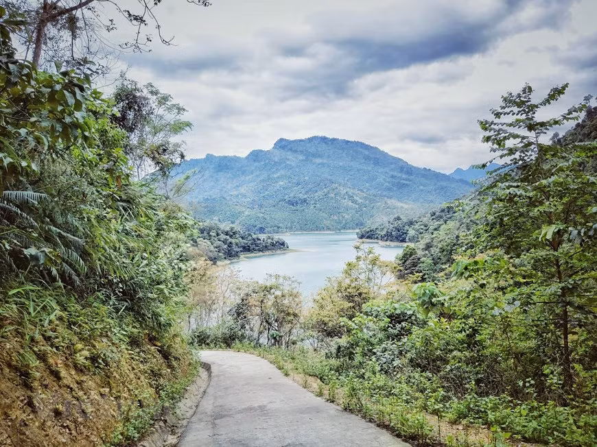 Située à 130 km au nord-ouest de la capitale Hanoï, la province de Tuyen Quang ne figure peut-être pas dans la liste des premières attractions touristiques du Vietnam, mais ses paysages spectaculaires surprennent de nombreux visiteurs. La province possède de nombreux lacs immaculés, montagnes verdoyantes, forêts primitives. La réserve naturelle de Na Hang-Lam Binh est sans doute l’un des endroits les plus beaux de la province. En 2019, la réserve naturelle a reçu le titre de patrimoine national spécial pour ses grandes valeurs biologiques, culturelles et touristiques. Cette reconnaissance revêtait une signification importante, affirmait la position et les valeurs de cette réserve naturelle.Photo: Vietnamplus