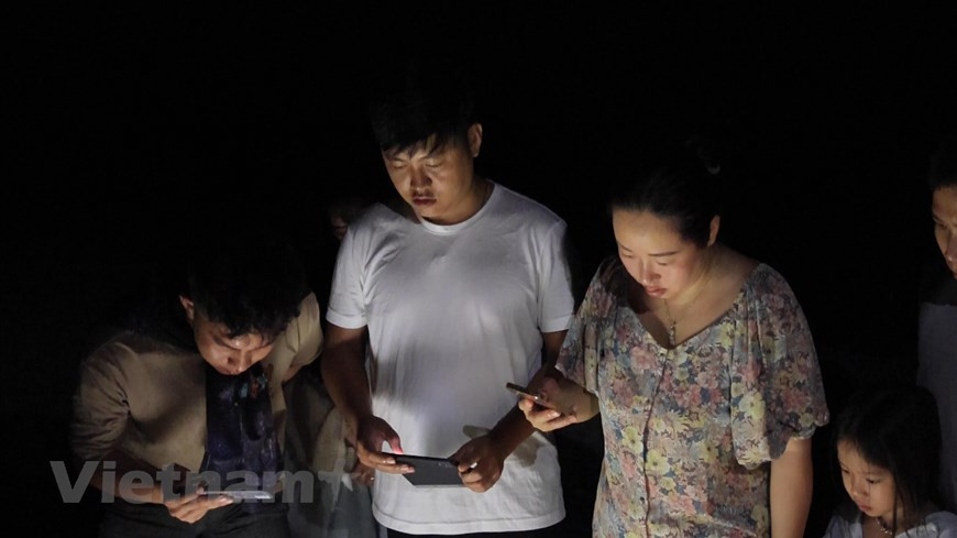 L'archipel de Côn Dao se compose de 16 îles et îlots possédant chacun leur beauté propre et unique. Sa superficie totale est de 75 km². La plus grande île est celle de Côn Son (ou Côn Lôn), d'une superficie de 51 km². Béni par la nature, ce charmant lieu a la particularité époustouflante de faire cohabiter montagne et mer. Le climat y est très agréable. L'eau claire et l'air frais de la nature captiveront l'attention des visiteurs dès leur première visite. Bien qu'il s'agisse d'une destination touristique importante, cette île d'une rare beauté reste encore assez méconnue, à la différence d'autres îles touristiques du Vietnam. Photo: VietnamPlus