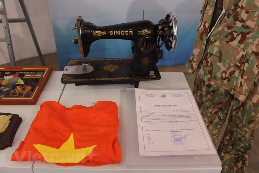 Il s'agit de la machine à coudre que la lieutenante-colonelle Nguyen Thi Lien utilisa pour faire des masques faciaux qu'elle a distribués au personnel de l'Etat-major de la Mission onusiennes et à des habitants de la capitale Bangui de la République centrafricaine dans le contexte d'évolutions complexes du coronavirus dans ce pays africain. Nguyen Thi Lien s’est vue attribuer un satisfecit de la Mission onusienne en République centrafricaine. Vivant loin de sa famille, travaillant dans des situations difficiles, avec des conditions climatiques rigoureuses, les Casques Bleus vietnamiennes remplissent toujours leurs devoirs laissant de bonnes impressions dans le cœur des populations locales et des amis internationaux. Photo: Vietnamplus