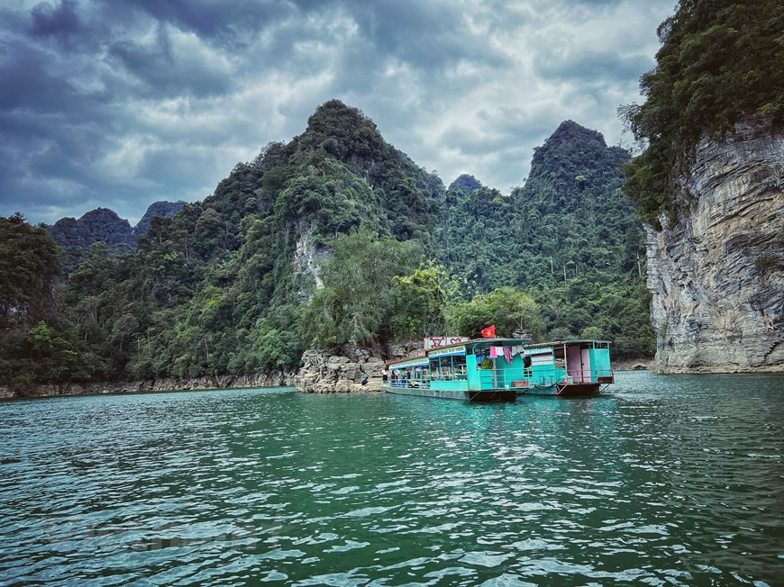 Le point d’orgue de la réserve est l’immense lac artificiel Na Hang- Lam Binh, l'un des plus grands du nord du pays. Le lac Na Hang- Lam Binh où se jettent les rivières Gam et Nang, couvre environ 8.000 ha. Ses eaux turquoises sont bordées de montagnes couvertes de forêts vierges. Surnommé «la baie d’Halong terrestre au milieu de la jungle», le lac artificiel Na Hang - Lam Binh abrite des centaines de pitons rocheux immergés. On s’y rend en bateau pour admirer les pitons rocheux de Coc Vai Pha, Nang Tien et Chu Khach ; les grottes de Phia Vai et Song Long, les cascades de Khuoi Nhi et Khuoi Sung et les temples Pac Ta et Pac Vang. Photo: Vietnamplus