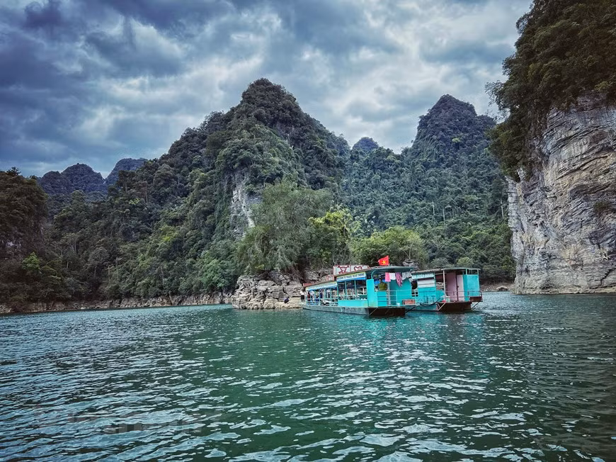 Le point d’orgue de la réserve est l’immense lac artificiel Na Hang- Lam Binh, l'un des plus grands du nord du pays. Le lac Na Hang- Lam Binh où se jettent les rivières Gam et Nang, couvre environ 8.000 ha. Ses eaux turquoises sont bordées de montagnes couvertes de forêts vierges. Surnommé «la baie d’Halong terrestre au milieu de la jungle», le lac artificiel Na Hang - Lam Binh abrite des centaines de pitons rocheux immergés. On s’y rend en bateau pour admirer les pitons rocheux de Coc Vai Pha, Nang Tien et Chu Khach ; les grottes de Phia Vai et Song Long, les cascades de Khuoi Nhi et Khuoi Sung et les temples Pac Ta et Pac Vang. Photo: Vietnamplus