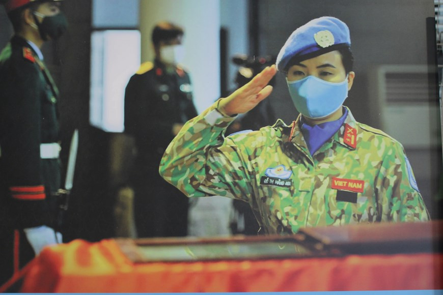 En janvier 2018, le Vietnam a envoyé sa première femme officier aux opérations de maintien de la paix des Nations Unies à la Mission de maintien de la paix des Nations Unies au Soudan du Sud (MINUSS). En octobre 2018, le Vietnam a envoyé le deuxième hôpital de campagne au Soudan du Sud, comprenant 63 fonctionnaires, infirmières et médecins, dont 10 officières. C'est également le pourcentage le plus élevé parmi les pays asiatiques qui envoient des troupes aux opérations de maintien de la paix de l'ONU. En novembre 2019 et avril 2021, le Vietnam a déployé deux hôpitaux de campagne dans ce pays africain, avec la participation de 10 et 13 femmes officiers sur un total de 63 membres, respectivement. Photo: Vietnamplus