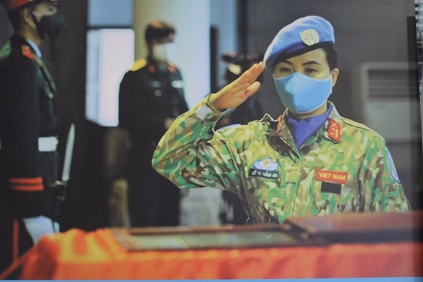 En janvier 2018, le Vietnam a envoyé sa première femme officier aux opérations de maintien de la paix des Nations Unies à la Mission de maintien de la paix des Nations Unies au Soudan du Sud (MINUSS). En octobre 2018, le Vietnam a envoyé le deuxième hôpital de campagne au Soudan du Sud, comprenant 63 fonctionnaires, infirmières et médecins, dont 10 officières. C'est également le pourcentage le plus élevé parmi les pays asiatiques qui envoient des troupes aux opérations de maintien de la paix de l'ONU. En novembre 2019 et avril 2021, le Vietnam a déployé deux hôpitaux de campagne dans ce pays africain, avec la participation de 10 et 13 femmes officiers sur un total de 63 membres, respectivement. Photo: Vietnamplus