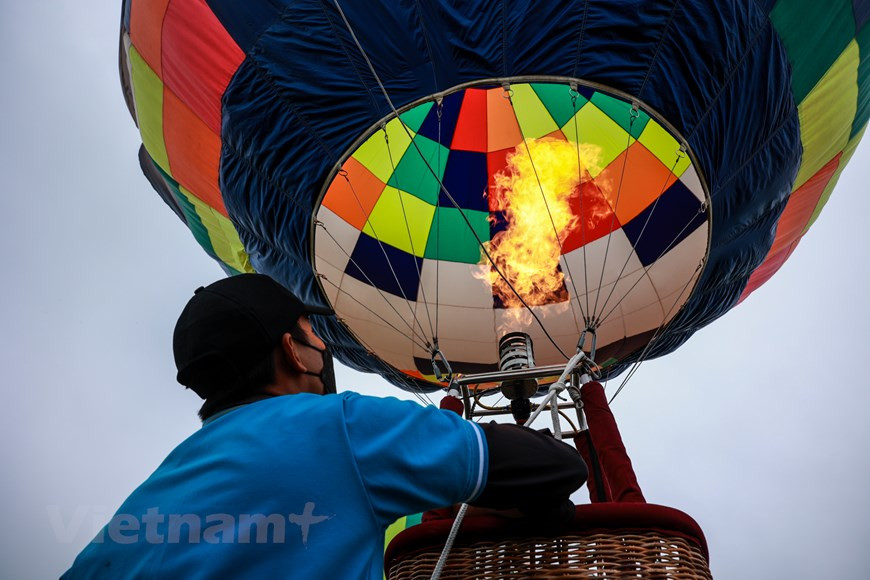 Le festival de montgolfières "Hanoï Multicolore" a vu la participation de 22 montgolfières, dont trois montgolfières de niveau 7, selon la classification internationale. Ces ballons ont une charge allant jusqu'à 500-600kg, capable de transporter trois adultes ou cinq à six enfants. Ils mesurent 22 à 25 m de haut et environ 18 m de diamètre. C'est la première fois au Vietnam qu'un aussi grand nombre de montgolfières ont volé en même temps. Dans la zone le long du Fleuve Rouge, les énormes montgolfières multicolores ont décollé, attirant un grand nombre de spectateurs. L'événement a pour objet de promouvoir l'image de la capitale en tant que destination sûre, amicale, de haute qualité et attrayante. Photo: VietnamPlus