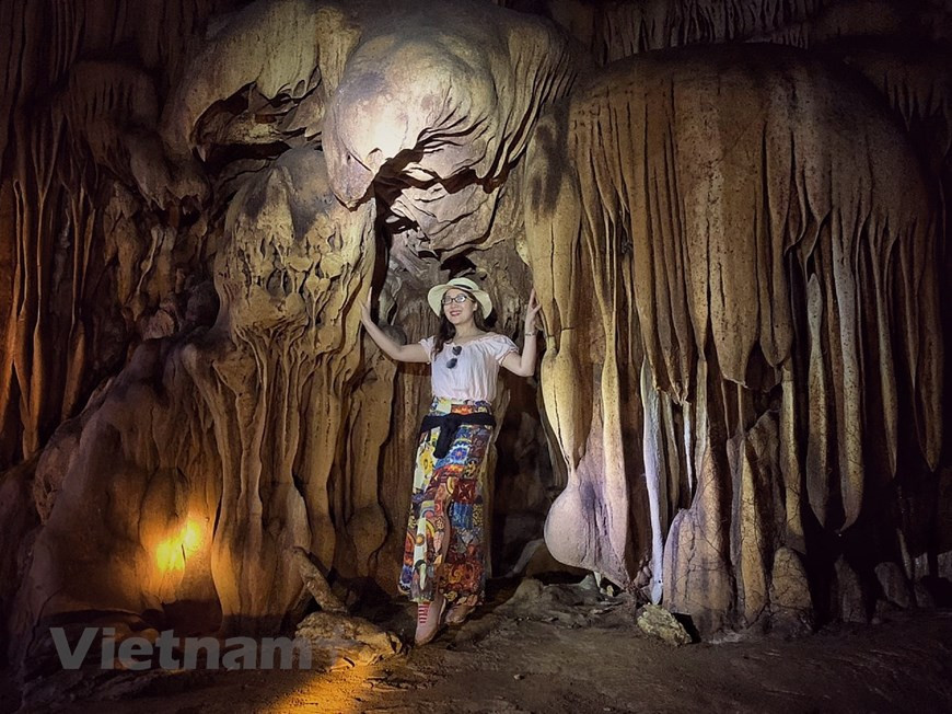 Après la cascade de Khuoi Nhi, les visiteurs peuvent poursuivre leur randonnée et découvrir ensuite la grotte de Khuoi Pi. Située dans la commune de Khuon Ha, la grotte de Khuoi Pi attire de nombreux touristes de quatre coins du pays. Elle a une longueur de 500 mètres, une largeur de 300 mètres et un hauteur de 100 mètres. La grotte se compose de trois compartiments en forme de carapace de tortue, avec des centaines de petits coins et recoins. Si le point culminant des premier et deuxième compartiments sont des statues de pierre, le troisième est marqué par un large dôme à la manière d’un stade couvert. Photo: Vietnamplus