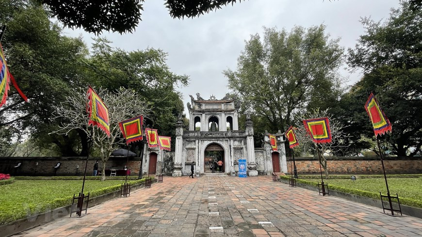 Selon le directeur du comité de gestion du Temple de la Littérature, le nombre faible de visiteur s'explique aux évolutions complexes du COVID-19 et au manque de touristes étrangers qui représentent environ 60% du total des visiteurs à ce site. Le Temple de la Littérature est l'un des monuments emblématiques de Hanoï, la capitale millénaire. Il célèbre la curiosité intellectuelle, une tradition qui occupe une place prépondérante dans la culture vietnamienne. Le Temple de la Littérature a été construit au 11e siècle pour honorer les lettrés. Première université du Vietnam, connue à l'époque sous le nom de Dai Viêt, elle a formé des milliers d’intellectuels sous le régime monarchique. Photo: VietnamPlus