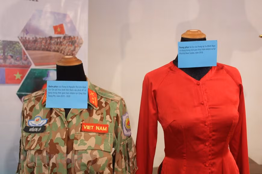 Le Musée des femmes du Vietnam a reçu 77 documents, 56 objets, un clip vidéo et 25 photos offerts par cinq femmes officiers vietnamiennes ayant participé aux Missions de maintien de la paix des Nations unies au Soudan du Sud et en République centrafricaine. La participation aux opérations de maintien de la paix de l'ONU ces huit dernières années a été un point brillant dans la diplomatie multilatérale du Parti, de l'État et de l'armée du Vietnam. En 2014, le Vietnam a fondé un Centre de maintien de la paix, devenu plus tard le Département de maintien de la paix du Vietnam. Photo: Vietnamplus