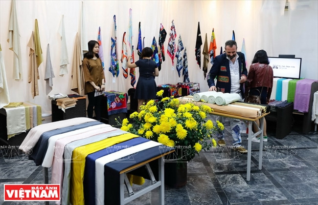 Soiries exposées à la maison de l’Italie Castalia.