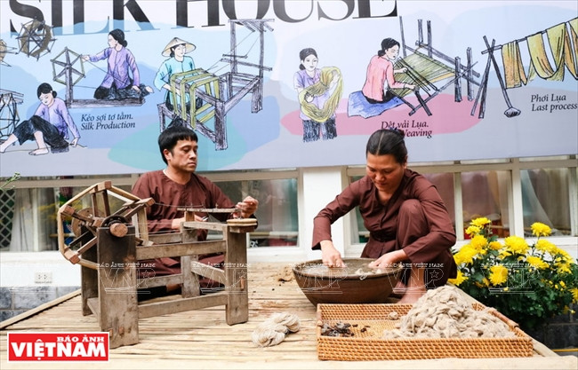 Démonstration de la fabrication de soie à partir de cocons dans le cadre de la Semaine de la mode Vietnam-Italie.