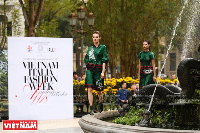 Avec pour thème « La durabilité », les stylistes ont choisi la soie traditionnelle pour leurs collections.