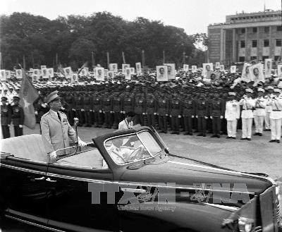Le général Vo Nguyen Giap, commandant en chef de l'Armée populaire du Vietnam, lors d'une parade militaire sur la place de Ba Dinh. Photo: VNA