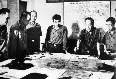 Le général Vo Nguyen Giap et les membres de la Commission militaire centrale observent et dirigent la campagne Ho Chi Minh, laquelle est terminée par la libération de Sai Gon en avril 1975. Photo: VNA