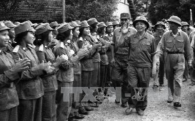 Le général Vo Nguyen Giap visite une unité de liaison et de médecine militaire. Photo: VNA