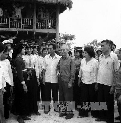 Le général Vo Nguyen Giap rencontre les habitants de la commune de Thanh Xuong à l'occasion du 30è anniversaire de la victoire de Dien Bien Phu (7 mai 1954 – 7 mai 1975). Photo: VNA